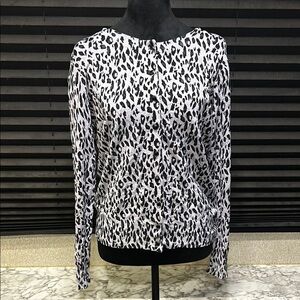 Eyn Women’s Violet Grey & Black Animal Print LS Button Front‎ Cardigan Medium